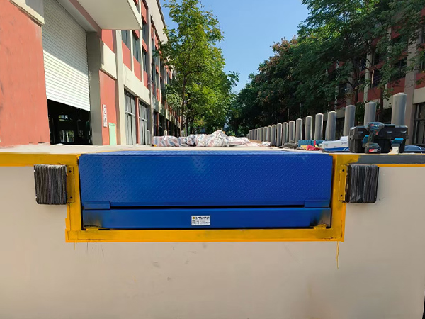 電動(dòng)液壓卸貨平臺(tái)